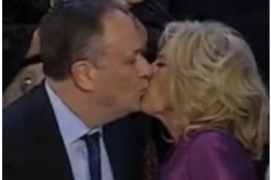 SKANDAL U AMERICI! Džil Bajden uhvaćena u javnosti kako se ljubi sa mužem potpredsednice SAD! (VIDEO/FOTO)