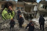 LEŠEVI UMOTANI U TEPISONE ILI ĆEBAD NANIZANI DUŽ PUTA: Jezivi prizori iz Turske i Sirije, a može da bude još gore - više od 180.000 ljudi zarobljeno ispod ruševina? (FOTO)