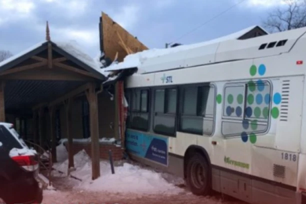TEŠKA TRAGEDIJA! Gradski autobus se zakucao u vrtić, ima poginule i povređene dece! VOZAČ VRIŠTAO I SKIDAO SE POSLE NESREĆE, JEDVA GA OBUZDALI! (VIDEO/FOTO)