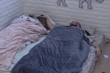ŠOK! Dok Ana spava, Zvezdan ugrabio priliku i PRIŠUNJAO se bivšoj u krevetu, pa uradio OVO - kamera sve zabeležila! (VIDEO)