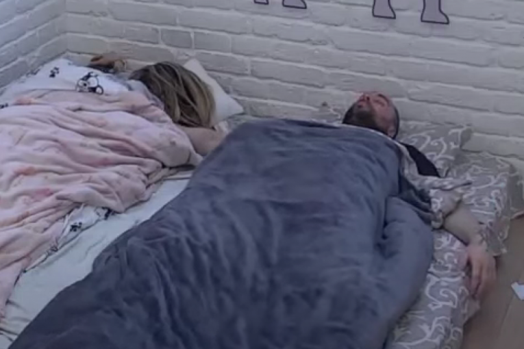 Zvezdan Slavnić mazi Anu Ćurčić dok ona spava Zadruga 6