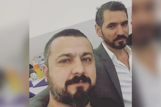 OVO SU PRIJATELJI KOJI SU OTIŠLI DANAS U SMRT! Ubio druga i kolegu nasred ulice, pa pucao sebi u glavu - porodice došle po tela, pa se pobile (FOTO)