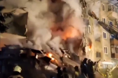 HOROR U RUSIJI! Eksplozija gasa u Novosibirsku, ZGRADA SE URUŠILA, uništeno 30 STANOVA, ima MRTVIH (VIDEO)