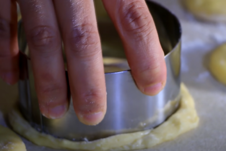 Kada ste preklopili krofnu kalupom skidate ivice (čašom isto može)