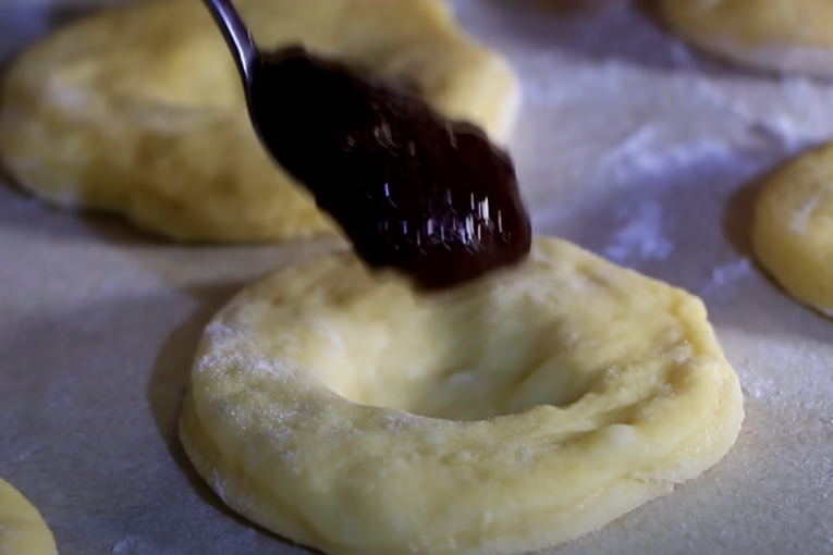 U izdubljenu sredinu stavljate džem