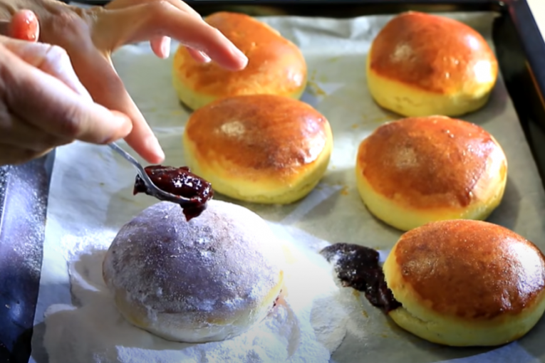 Dodavanje džema i preko krofne (ako želite)