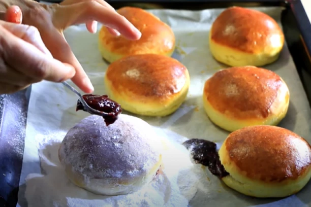 MINI KROFNICE SA KOMPOTOM OD VIŠANJA: Testo ne mora da naraste, a priprema se u činiji! (FOTO)