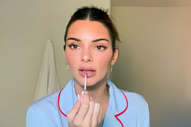 Manekenka se šminka