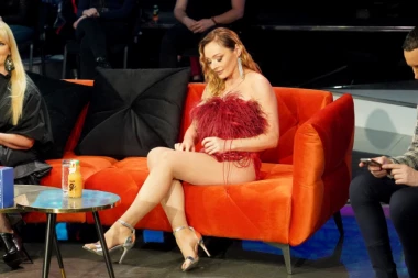 ANABELA ATIJAS SE RAZGOLITILA, PA POKAZALA BUJNE GRUDI: Lunina mama u MINIĆU zavrtela um muškarcima!