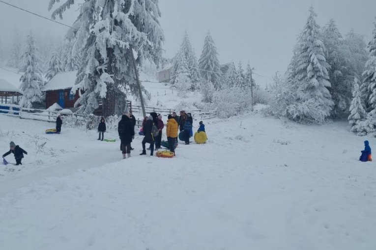 Deca na snegu uživaju u zimskim čarolijama