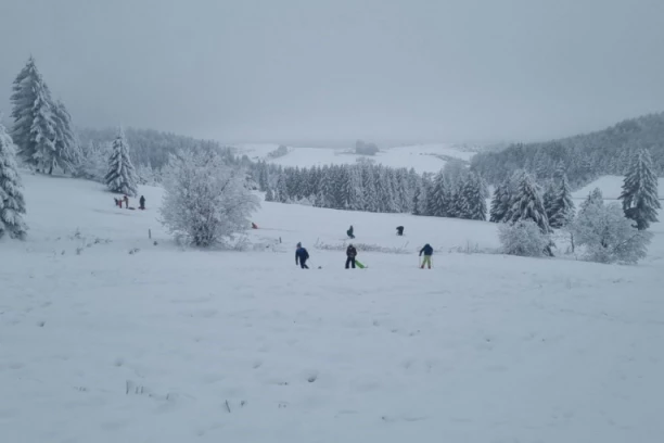 SRUŠIO SE HELIKOPTER NA POZNATOM SKIJALIŠTU, TROJE POGINULIH: Letelica je iznenada skrenula s puta