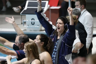 TOTALNI HAOS U SVLAČIONICI! Transrodna plivačica se SKINULA pred ostalim devojkama, one ostale ŠOKIRANE!