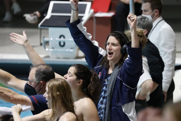 TOTALNI HAOS U SVLAČIONICI! Transrodna plivačica se SKINULA pred ostalim devojkama, one ostale ŠOKIRANE!