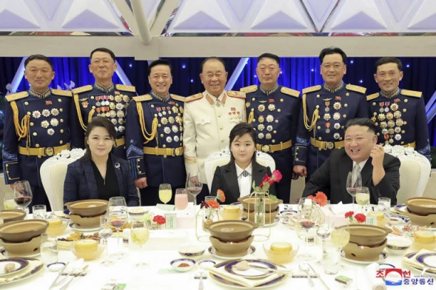 ŠTA OVO NOSI KIMOVA ŽENA?! Svi gledaju u jedan detalj koji je imala supruga lidera Severne Koreje (FOTO)