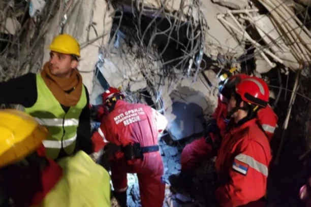 BRAVO SRBI, LEKCIJA IZ HUMANOSTI! Zapad povlači spasioce, ali ne i mi: Nemci i Austrijanci ostavili zatrpane žrtve