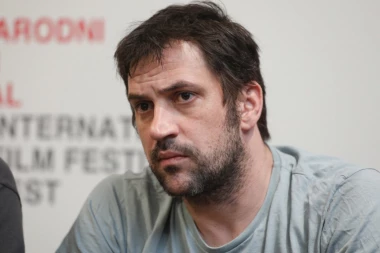 SILEDŽIJKA, KALJAČE I MOTIKA U RUKAMA! Popularni zavodnik ŠOKIRAO nesvakidašnjim izdanjem!