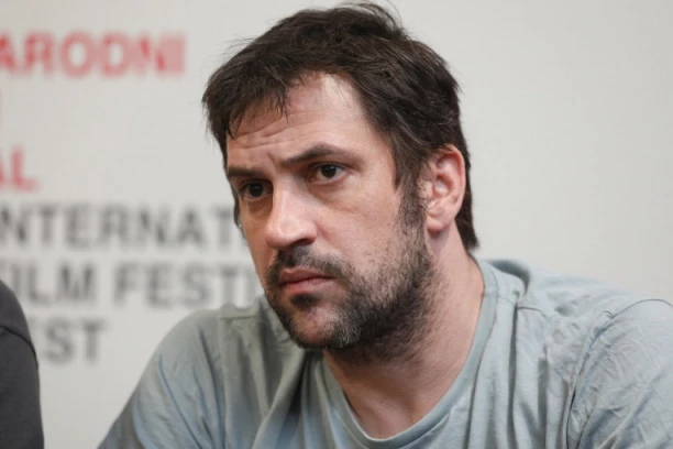 SILEDŽIJKA, KALJAČE I MOTIKA U RUKAMA! Popularni zavodnik ŠOKIRAO nesvakidašnjim izdanjem!