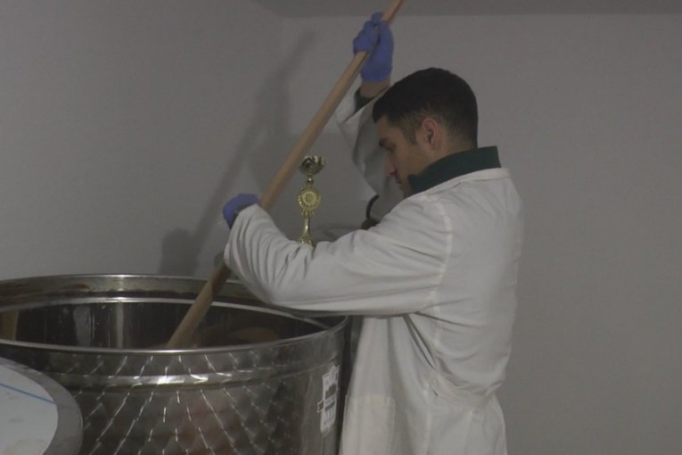 Predrag Simić priprema piće