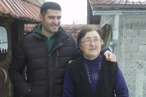 UNUK I BAKA NAPRAVILI OZBILJAN BIZNIS: Postali NAJVEĆI proizvođaći čudnog lekovitog pića na Balkanu, leči jednu ''studentsku'' boljku (FOTO)