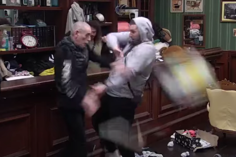 Lepi Mića besan kao ris, baca stvari Adama Labusnkog po pabu Zadruga 6