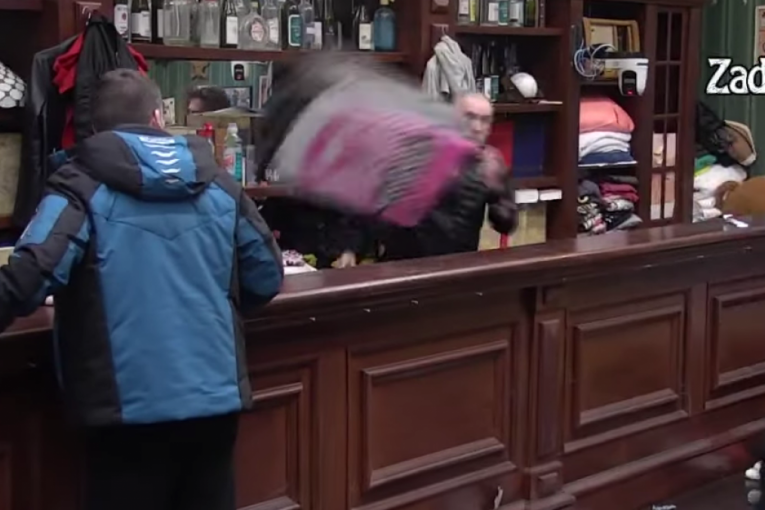 Lepi Mića besan kao ris, baca stvari Adama Labusnkog po pabu Zadruga 6