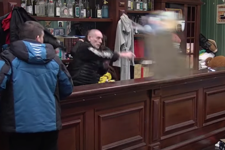 Lepi Mića besan kao ris, baca stvari Adama Labusnkog po pabu Zadruga 6