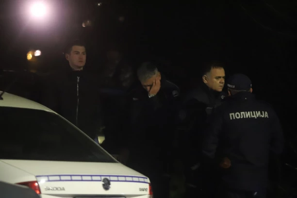 PRVE FOTOGRAFIJE SA MESTA PUCNJAVE:  Uplakan policajac ispred kuće u Grockoj! Đorđe i Nevena se venčali pre godinu dana (FOTO)