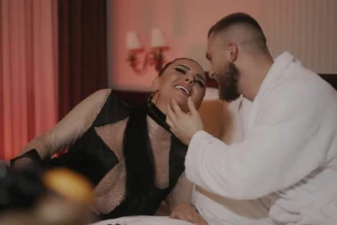 PROCURELE VRELE FOTKE ELEKTRE ELIT IZ KREVETA SA NEPOZNATIM MUŠKARCEM: Pogledajte ko je ON! (FOTO)