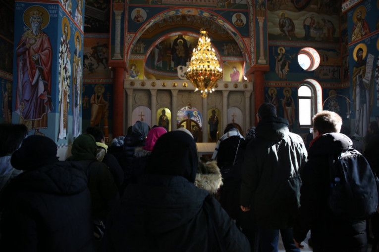 verujuć narod na liturgiji