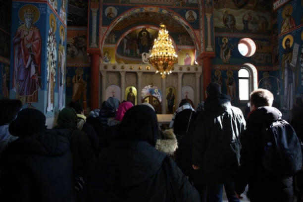 IZ RUMUNIJE STIGLE MOŠTI SVETA TRI JERARHA U BEOGRAD! Verujući narod se okupio u svetinji, zasijala crkvena kandila  (FOTO, VIDEO)