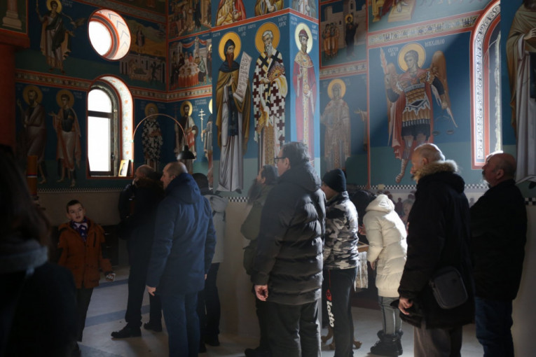 Verujući narod u Hramu 