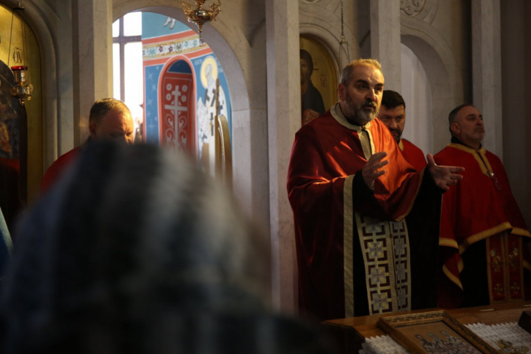 Sveštenik čita akatist i molitvu