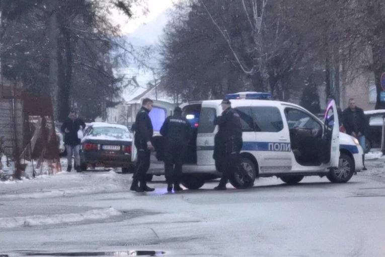 NASRTALA NA AUTOMOBILE I SEKLA SE ŽILETOM! Uhapšena devojka u Novom Pazaru!