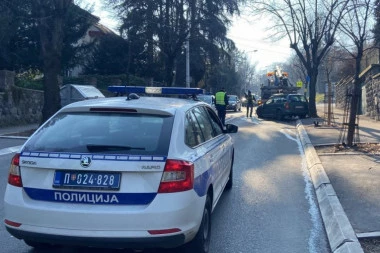 MOTOCIKL POKOSIO MAJKU I DETE (10) KOD MARAKANE! Jeziva nesreća na Dedinju, oboje hitno prevezeni u bolnicu!