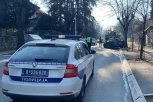 MOTOCIKL POKOSIO MAJKU I DETE (10) KOD MARAKANE! Jeziva nesreća na Dedinju, oboje hitno prevezeni u bolnicu!