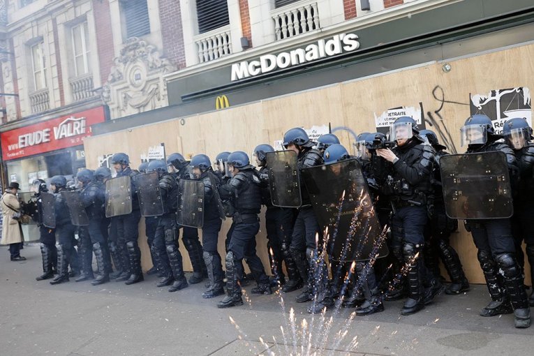 Policija na ulicama Pariza