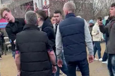 HAOS U LONDONU! Navijač Čelsija NOKAUTIRAN: Provocirao, pa dobio lekciju za CEO ŽIVOT! (VIDEO)