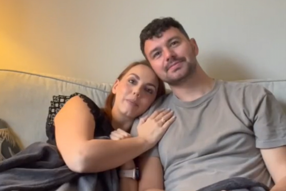 Vista i Gejdž se maze na krevetu