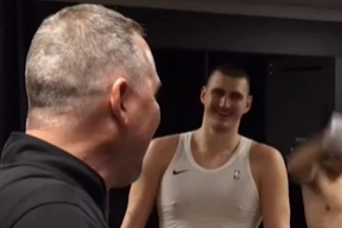 HIT SNIMAK IZ SVLAČIONICE DENVERA: Meloun zasmejao sve - Jokiću se obraća na SRPSKOM! (VIDEO)