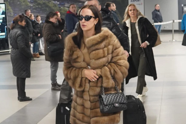 PRIJA PUKLA ZA STAJLING 60.000 EVRA! Pevačica prošetala aerodromom bez trunke šminke, svi gledaju u njene skupocene krpice! (FOTO)