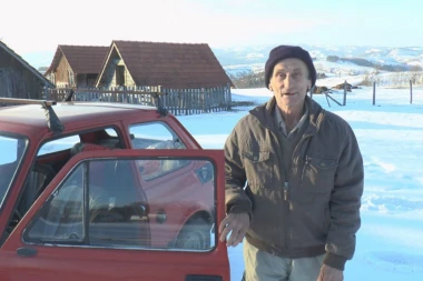 MILOJKO NE MARI ZA LIMUZINE, FURA SAMO PEGLICU: Kroz puteve pune snegom projurila ''ljuta'' crvena mašina! (FOTO)