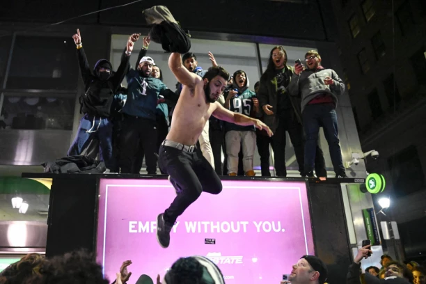 HAOS POSLE SUPERBOULA: Navijači PREVRTALI automobile, od jednog RAZJARENOG momka svi BEŽALI - policija imala pune ruke posla! (FOTO, VIDEO)