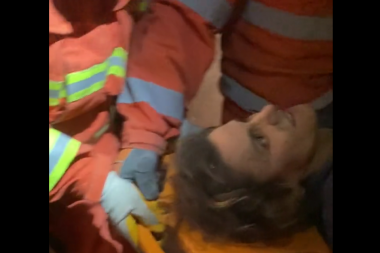UZDAH OLAKŠANJA! Pogledajte trenutak kada spasioci izvlače ženu koja je 7 dana bila pod ruševinama u Turskoj! (VIDEO)