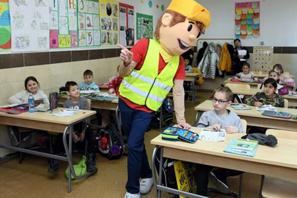 OKO 90.000 DECE TAKMIČI SE U POZNAVANjU SAOBRAĆAJNIH PRAVILA: U predškolskim ustanovama i osnovnim školama završen prvi nivo takmičenja "Pažljivkova smotra"!