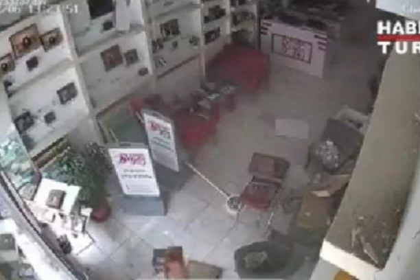 ZASTRAŠUJUĆI SNIMAK DRUGOG ZEMLJOTRESA KOJI JE POGODIO TURSKU: Zatrese, pa utihne, a onda kreću SNAŽNA BUKA I HOROR (VIDEO)