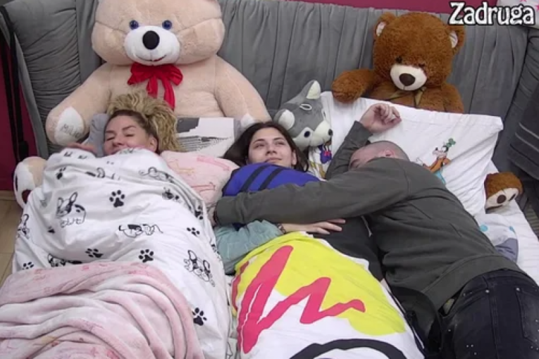 Zvezdan Slavnić skriveno dodiruje Anu Ćurčić Zadruga 6