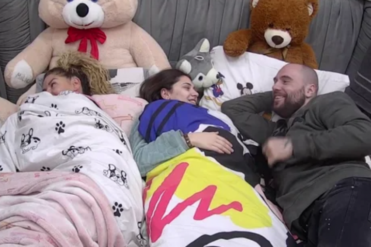 Zvezdan Slavnić skriveno dodiruje Anu Ćurčić Zadruga 6