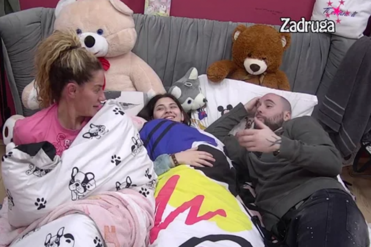 Zvezdan Slavnić skriveno dodiruje Anu Ćurčić Zadruga 6