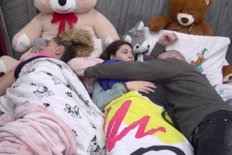 Zvezdan Slavnić skriveno dodiruje Anu Ćurčić Zadruga 6