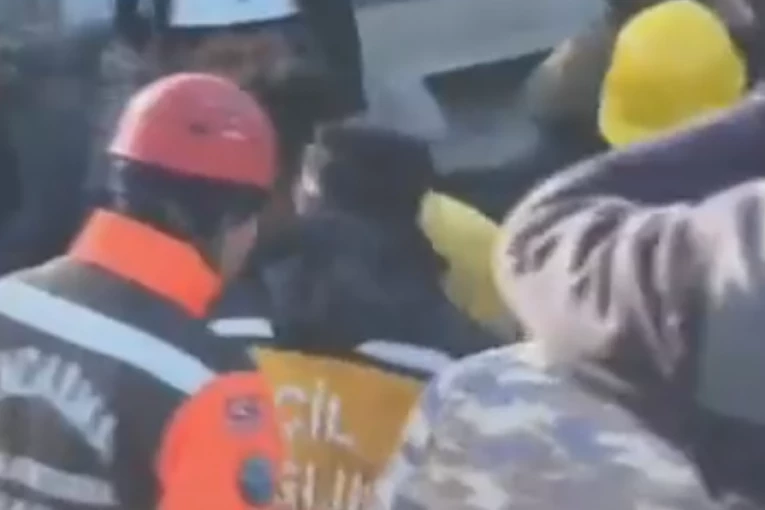 KAHRAMANMARAŠ - MESTO GDE SE DOGAĐAJU ČUDA! Muhamed 9 dana bio ruševinama, spasioci ga izvukli ŽIVOG! (VIDEO)